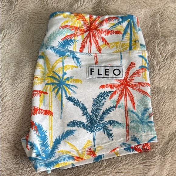 Fleo Shorts - Picture 1 of 4